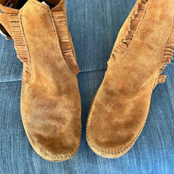 Minnetonka soft sole moccasin. Suede. - Picture 3 of 7